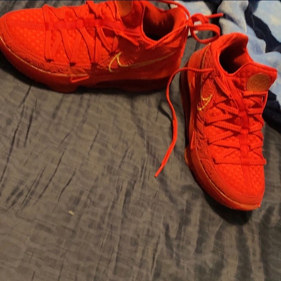 Lebron 17 size 7 - Picture 3 of 4